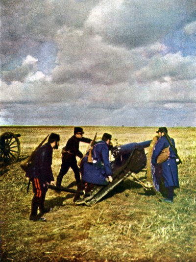 Vier französische Soldaten mit einer 90-mm-Kanone während der Schlacht an der Marne östlich von Paris, September 1914 von Jules Gervais Courtellemont
